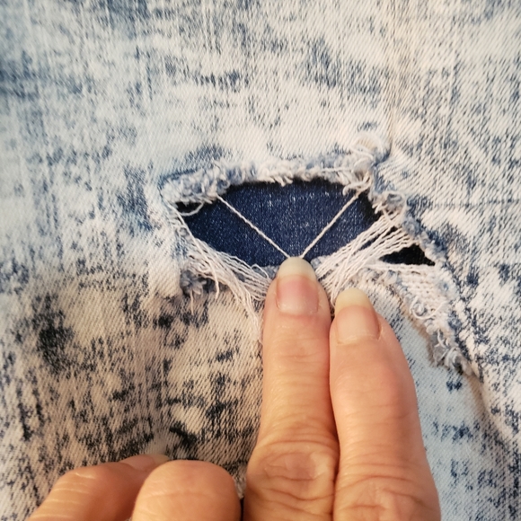 Cute, light blue, distressed skinny jeans. Like new. Size 3 - Picture 4 of 7